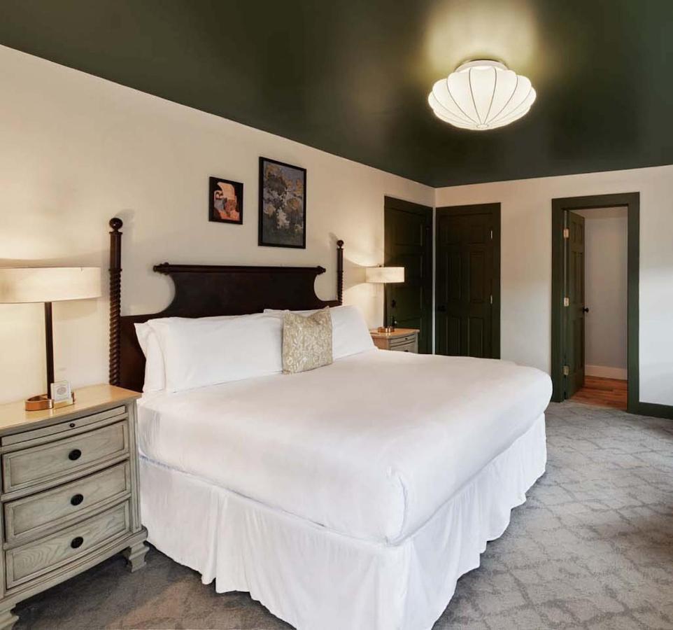 Hotel The Whitlock à Lenox Extérieur photo