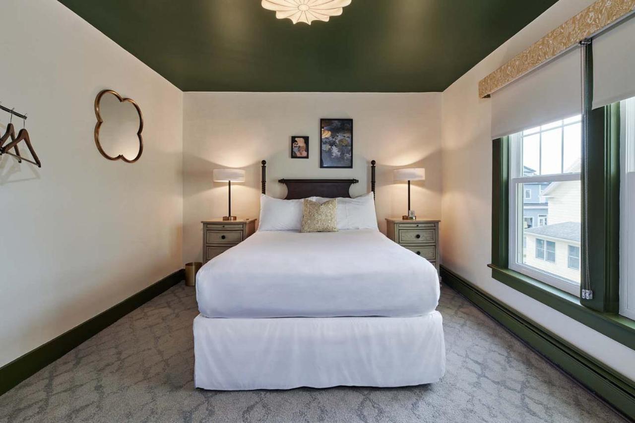 Hotel The Whitlock à Lenox Extérieur photo